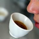 Professionista che assaggia il caffè con la tecnica del cupping.